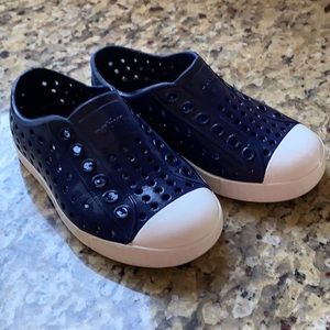 Native toddler shoes, navy sz 7